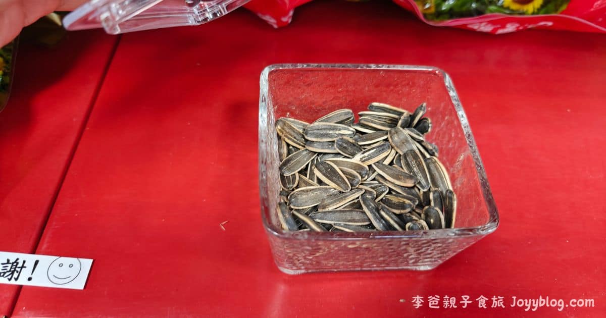 苗栗景點《鄭美香食品》旗艦店全新開幕 在地 60 年經營 好停車 超好逛 伴手禮新選擇 ! 14 鄭美香 提供試吃