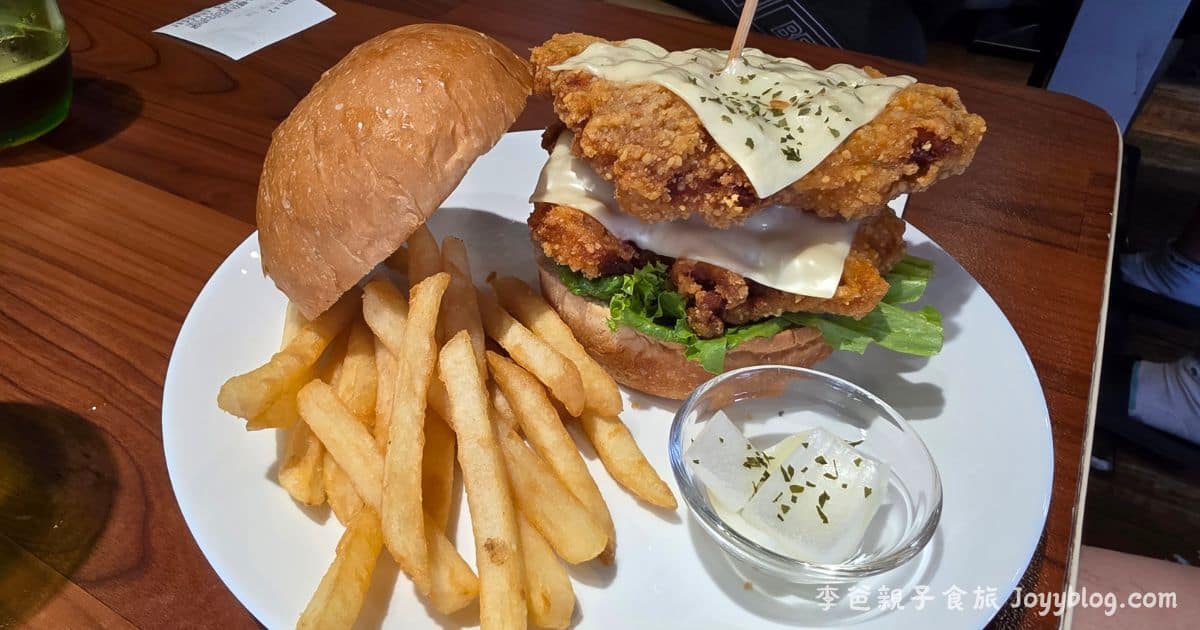 新竹美食《WOW 瓦屋餐廚》挑戰巨人漢堡 用餐免收服務費、飲料無限暢飲 ! 滿屋公仔讓你 WOW 不停 ! - WOW 瓦屋餐廚, 免服務費, 新竹, 新竹巨城, 服務費, 東區, 漢堡, 潛艇堡, 炸物, 無限暢飲, 菜單